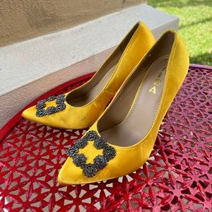 Beautiful yellow pumps